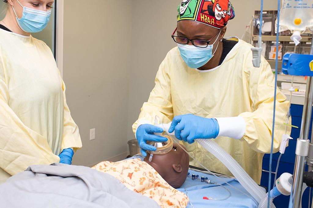 一名大学医学系学生在病人模拟器上实习
