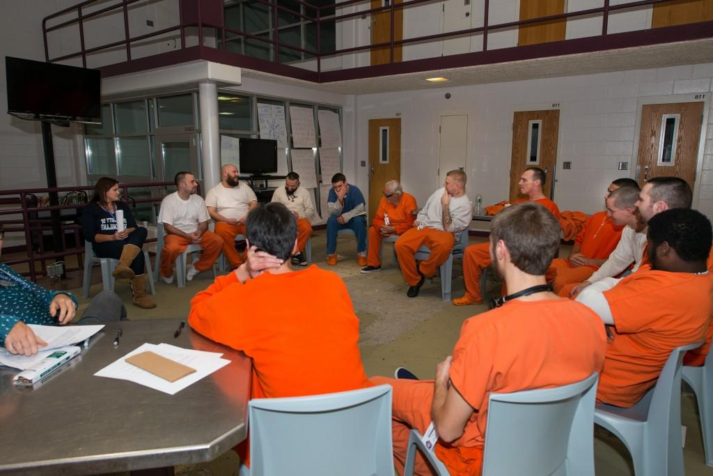 英国东北大学的学生在坎伯兰县监狱会见囚犯