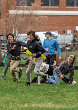 一群青少年在校园草坪上玩户外游戏