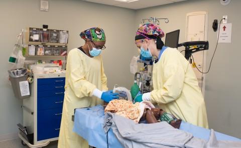 两名护士麻醉学生在正规澳门赌场网络临床模拟中心的模拟器上练习