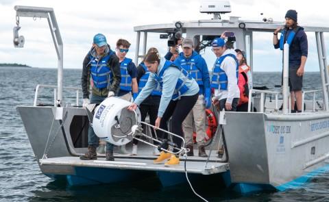 学生和教师在合作湾部署了一个实时鲨鱼探测浮标