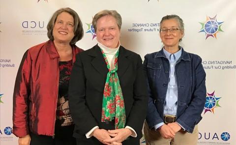 Laurie Raymond, Eileen Ricci和Kathryn Loukas参加年度AUCD会议