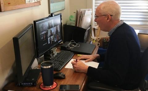 汤姆默兹, along with other faculty and student volunteers, is hosting sessions to connect older adults online